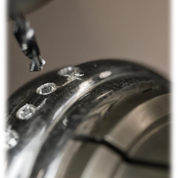 diamant in trouwring zetten