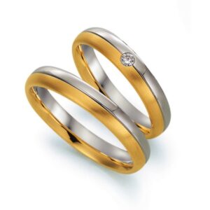 Trouwringen TR0401 geel wit mat glans 4 mm met een 0,05 ct diamant op foto