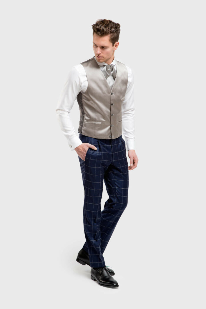 AP51 model in blauw met grijze ruit trouwpak op maat