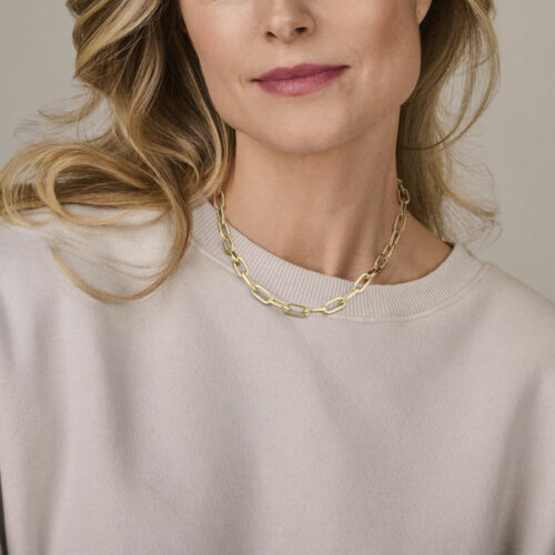 gouden paperclip collier aan hals