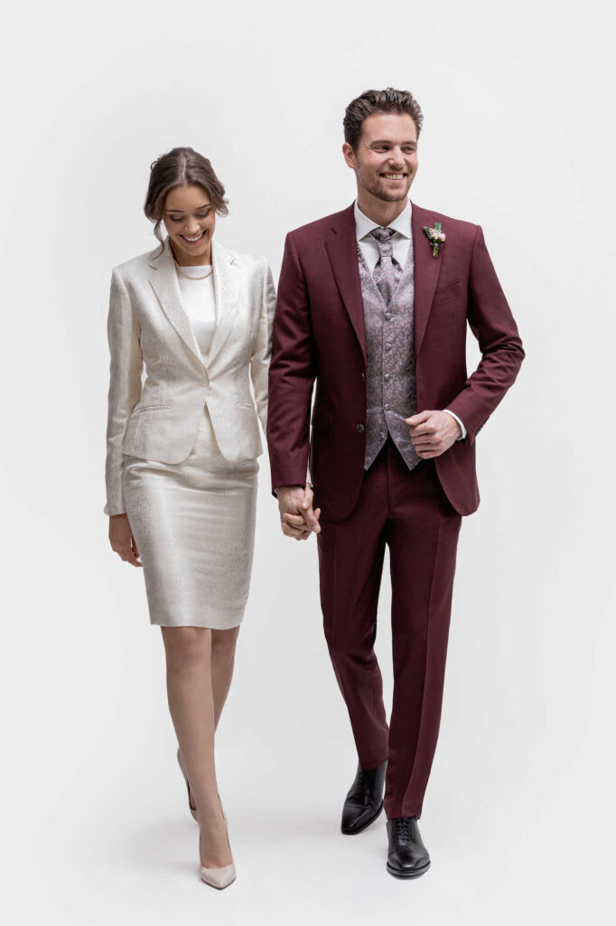 bordeaux rood trouwpak met bruid