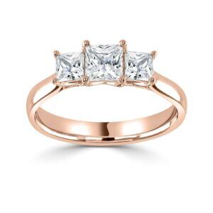 drie steens roodgouden damesring met princess geslepen labgrwon diamanten
